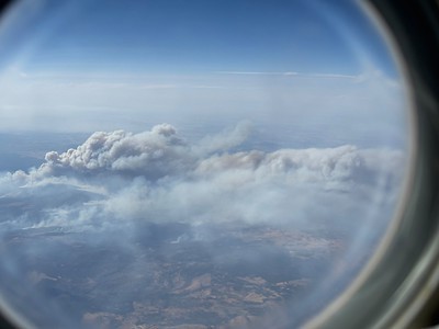 Así se ve el incendio de la Sierra Norte desde un avión comercial con destino Madrid-BarajasFoto: José Miguel Sánchez Rojo Incendio Sierra Norte avión Foto José Miguel Sánchez Rojo 3