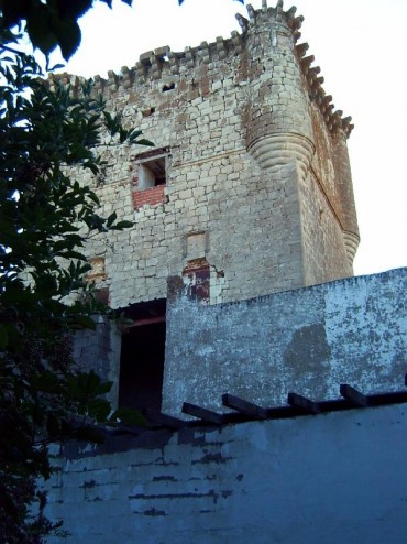 Deterioro destrozos nuevas obras inapropiadas y maleza en el patio del castillo. FOTO ASOC. CASTILLO DE GALVE