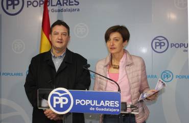 Ana González y Francisco Moreno denuncian el despilfarro del dinero publico de los alcaldes socialistas de Brihuega y Trillo en FITUR