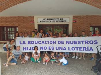 Familias de Azuqueca perjudicadas por el proceso de admisión de alumnos se suman a la protesta