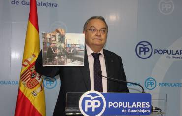 El senador Juan Antonio de las Heras muestra en rueda de prensa la foto de la verguenza entre el vicepresidente de Page y el secesionista Oriol Junqueras 250917