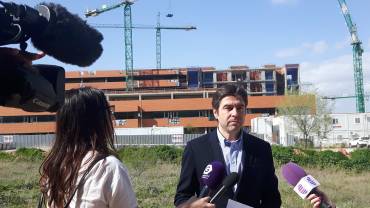 El diputado del PP Lorenzo Robisco muestra la paralización de las obras de ampliación del Hospital de Guadalajara