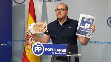 Lucas Castillo portavoz del PP de Guadalajara muestra su indignación por lo que está ocurriendo con el parking del Hospital