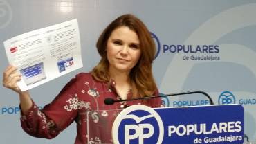 Marta Valdenebro senadora del PP por Guadalajara durante la rueda de prensa