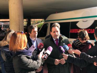 Paco Núñez duranta la rueda de prensa ofrecida hoy en el acceso al Hospital Universitario de Guadalajara