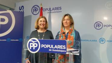 Ana Guarinos y Silvia Valmaña en un momento de la rueda de prensa celebrada en el sede del PP de Guadalajara35