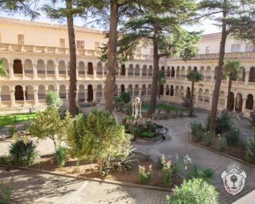 patio y claustro proncipal del colegio de Guadalajara. Foto: adoratricesguadalajara.es Colegio Adoratrices Guadalajara Foto web del colegio
