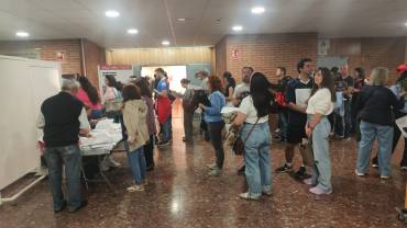 La Fila en el Centro San José llegó en un momento hasta el parking. Foto: Guadalajaradiario.es Donantes de Sangre accidente tren 3
