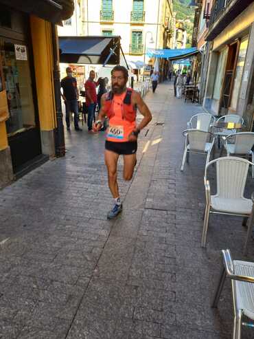 Atletismo Maratón Tejero a su entrada a Cangas de Narcea