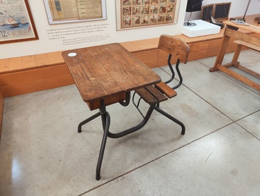 UAH Museo magisterio Antonio Molero pupitre
