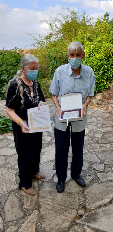 Marian Harris y José Luis Romanillos con el reconocimiento en agosto de 2020