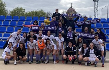 Las jugadoras deportivistas posan al final del encuentdro con algunos de sus sequidores 1 1