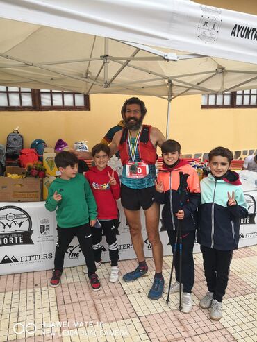 Sergio Tejero ytras la prueba rodeado de sus sobrinos desplazados a La Palma 1