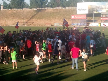 Invasión de campo para celebrar el ascenso con los jugadores. Foto E.L. 1