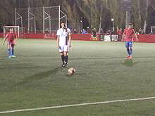 Domenech en el momento de lanzar el penalti ganador para el Azuqueca