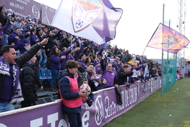 La afición morada ya vive el ascenso a Primera RFEF que se materializará casi seguro en Navalcarnero la semana que viene Foto Eduardo Bonilla 1