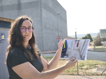 Gemma Mínguez muestra imágenes del estado de uno de los vestuarios de la depuradora 1