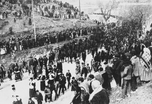 17. Cortejo del entierro de la Duquesa de Sevillano a su paso por el paseo de la Estación.- 1916 1