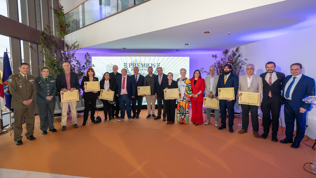 Foto familia premiados y autoridades