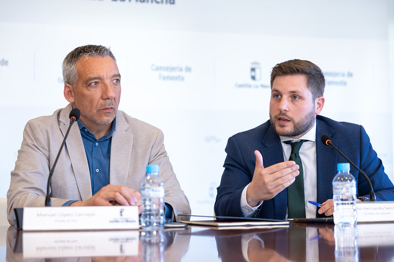 Pioz Plan Astra autobús El consejero de Fomento Nacho Hernando y el alcalde de Pioz Manuel López 3