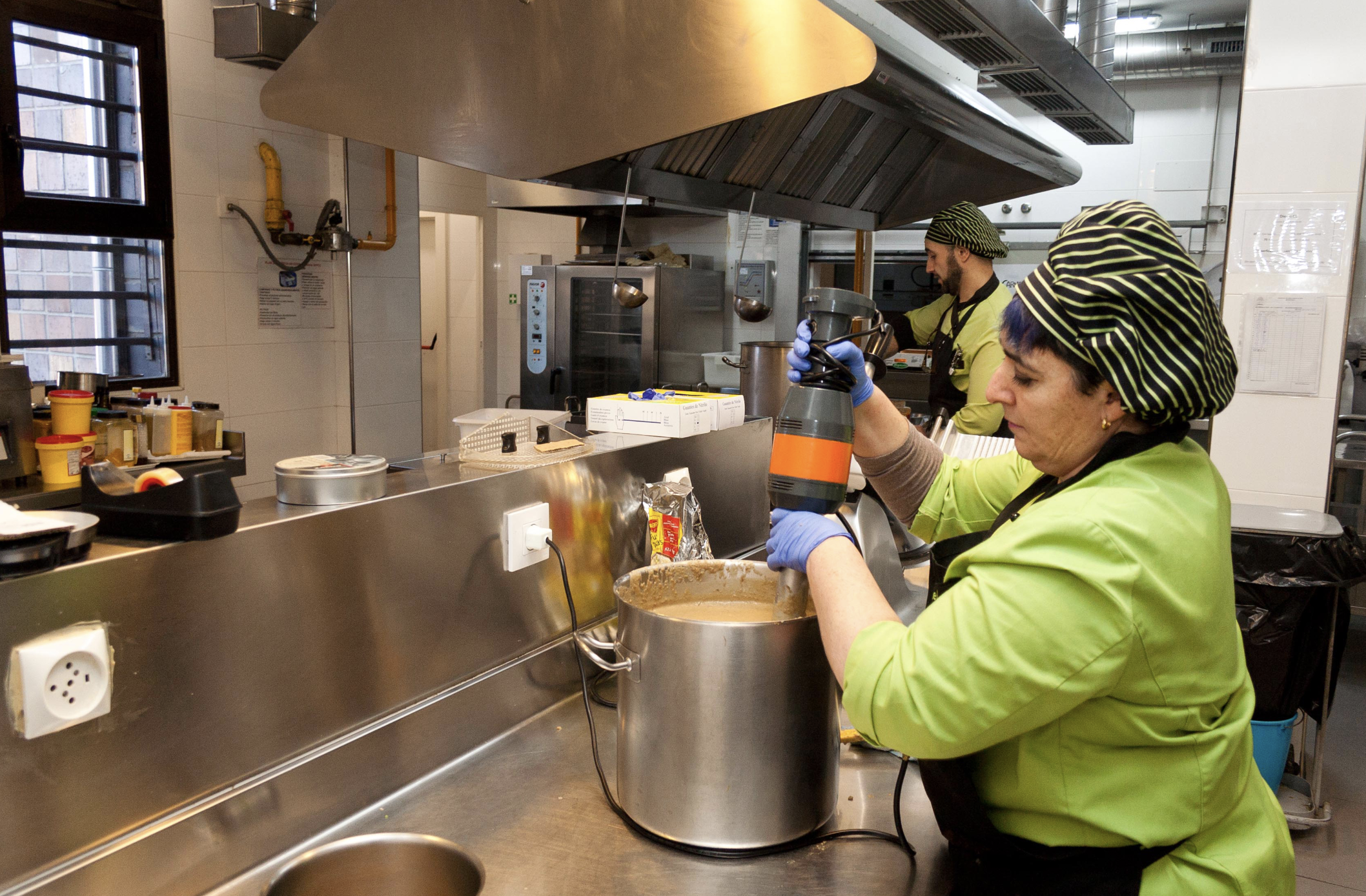 trabajadores mujeres cocina