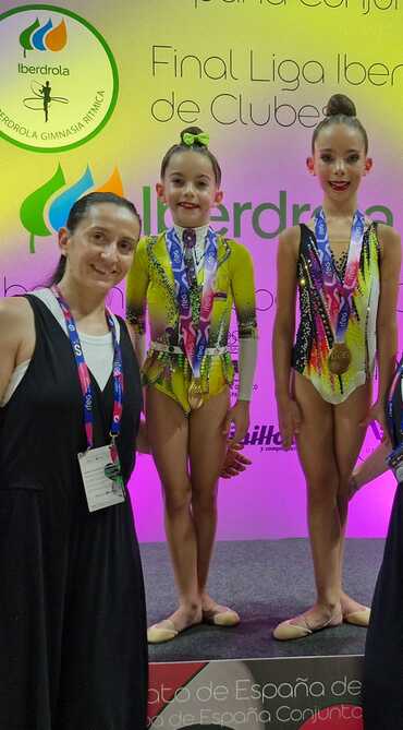 Paula Riesgo izda. y María Mendoza dcha. junto a su entrenadora Mónica Delgado del Club Rítmica Infantado 2