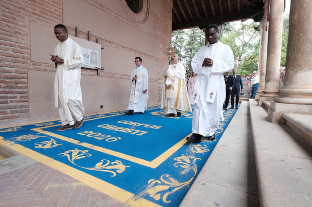 La custodia del Corpus Christi procesiona en la capital ...
