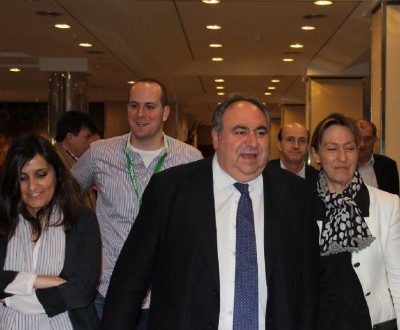 Tirado junto a Lucas Castillo Ana Guarianos y Beatriz Jurado