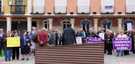 Vecinos protestando durante el pleno desde la plaza Mayor 26-4-13