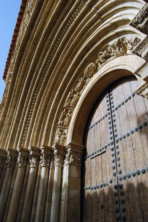 Portico romanico de El Salvadorcifuentes