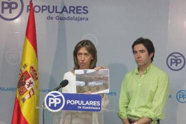 Ana Guarinos muestra uno de los diques provisionales con vertidos toxicos en presencia de Lorenzo Robisco