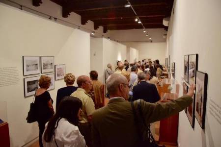 Visitantes el día de la inauguración