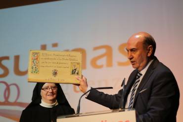 Entrega Cuadro por parte José Manuel Latre