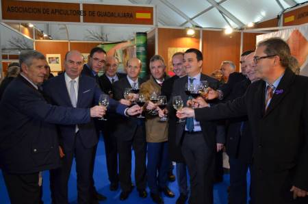 Feria-Pastrana-brindando