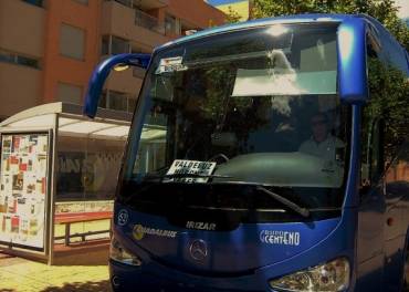 Autobús y parada línea de transporte Yebes-Horche-Valdeluz