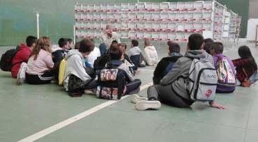 ALUMNOS DE SECUNDARIA VISITANDO LA EXPOSICION 1