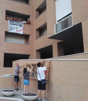 Vecinos con pancarta