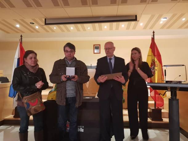 Entrega medalla. Foto Antonio barahona