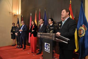 page 40 años mujer policia