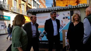 Juan José Cortes Ana Guarinos Silvia Valmaña y Juan Pablo Sánchez a su llegada el acto celebrado en Guadalajara2