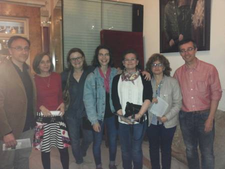 julia piera en 2016 con los profesores del instituto