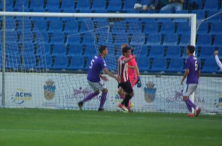 0-1 marca el Ibañes a la salida de un corner ante la pasividad de la defensa local