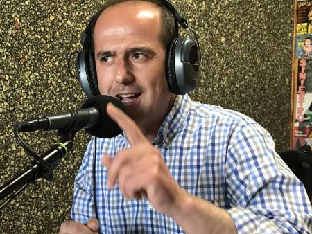 Alberto rojo en arrebato dedo