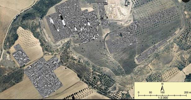 Aunque los arqueólogos han excavado la zona durante décadas, hasta ahora apenas se ha descubierto el 8% (los restos del palacio, una capilla y algunas tiendas) del área que estaba dentro de las murallas de la ciudad, indican los investigadores.