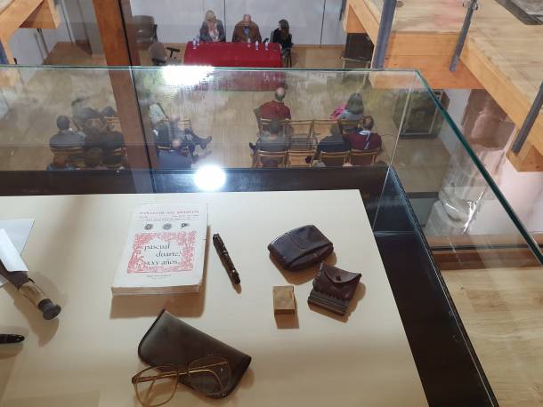 Conferencia Cela Conde y objetos CJC