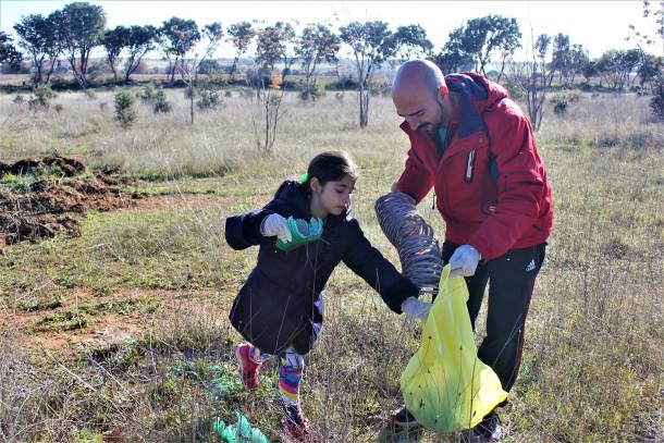 Una quincena de voluntarios recogen más de 300 kilos de basura en el ...