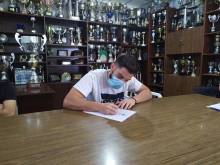 Fran Bono en el mommento de la firma