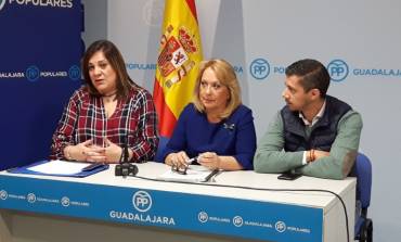 Aure Hormaechea portavoz del PP en Azuqueca junto al concejal Javier Martín y la vecina de Las Doscientes Laura Pérez