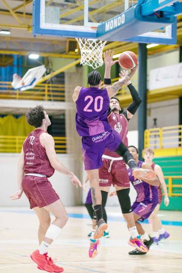 José Luis Bustos de Lujisa entrando a canasta