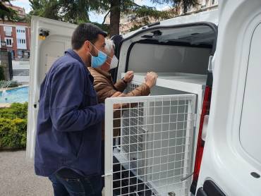 Hector Gregorio inspecciona vehiculo recogida animales abandonados